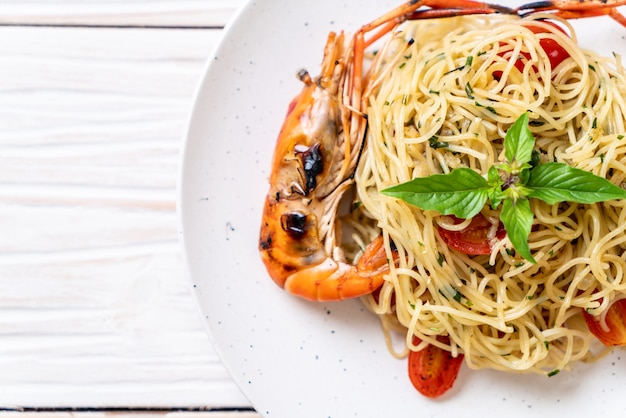 Espaguetis salteados con gambas a la plancha y tomates