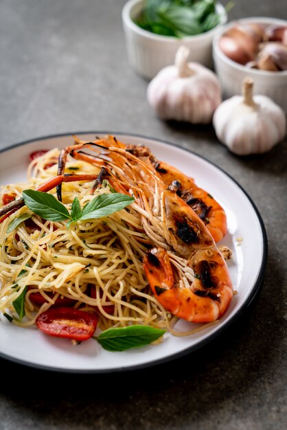 Espaguetis salteados con gambas a la plancha y tomates