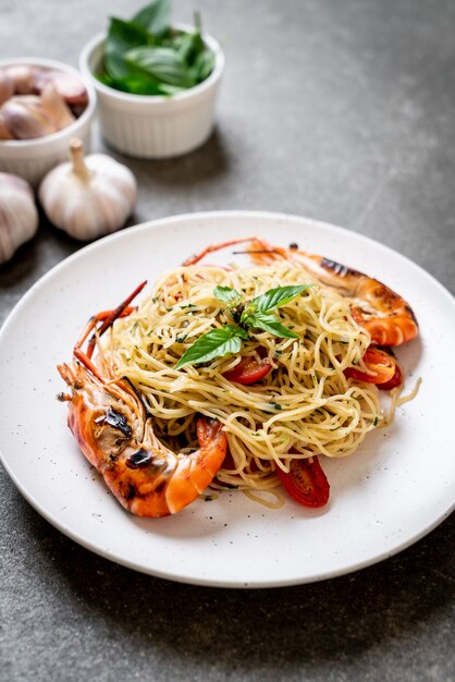 Espaguetis salteados con gambas a la plancha y tomates