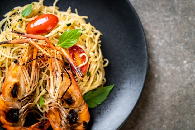 Espaguetis salteados con gambas a la plancha y tomates