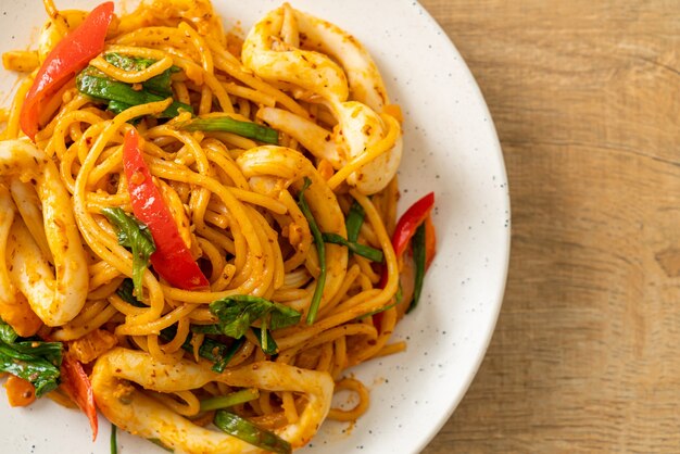 espaguetis salteados con huevo salado y calamares - estilo de comida fusión