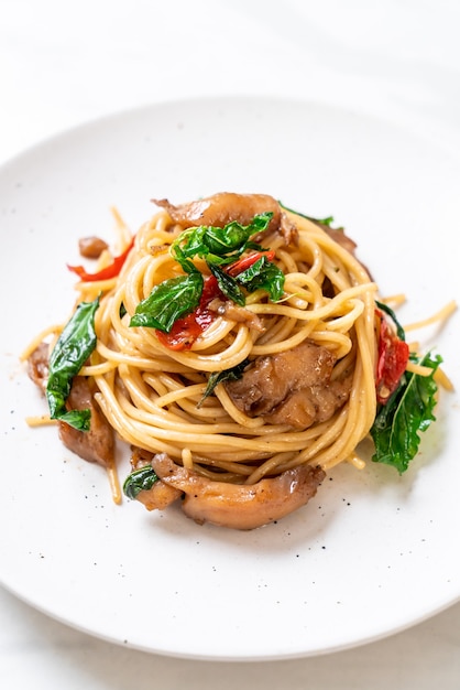 espaguetis salteados con pollo y albahaca - estilo de comida fusión