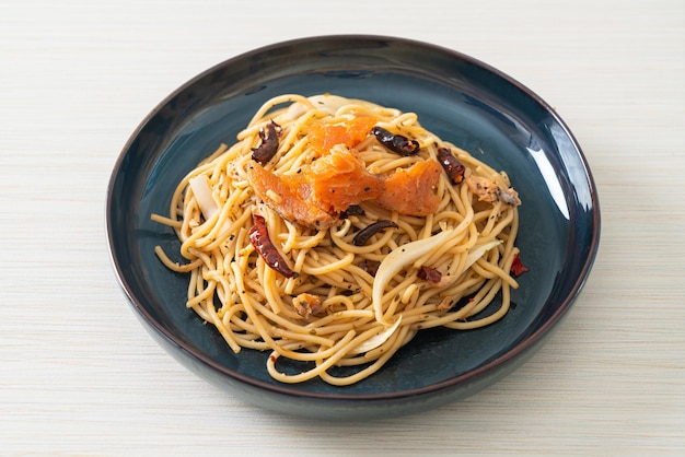 espaguetis salteados con salmón y chile seco - estilo de comida fusión