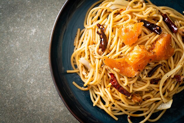 espaguetis salteados con salmón y chile seco - estilo de comida fusión