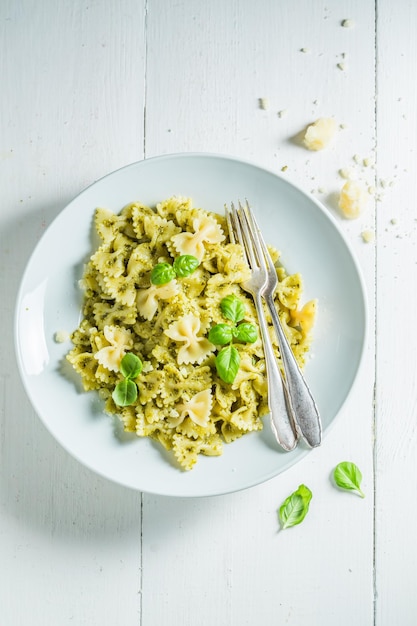 Espaguetis saludables con pesto verde y albahaca