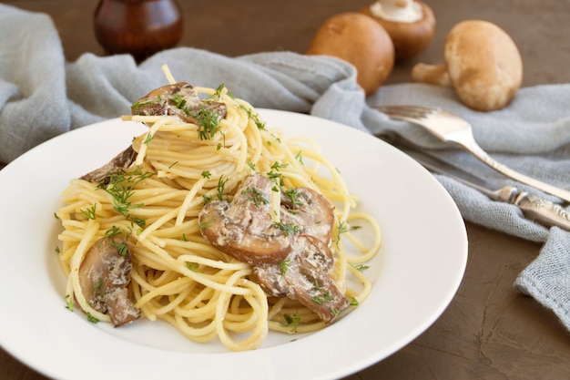 Espaguetis con setas en salsa de crema. sobre fondo oscuro