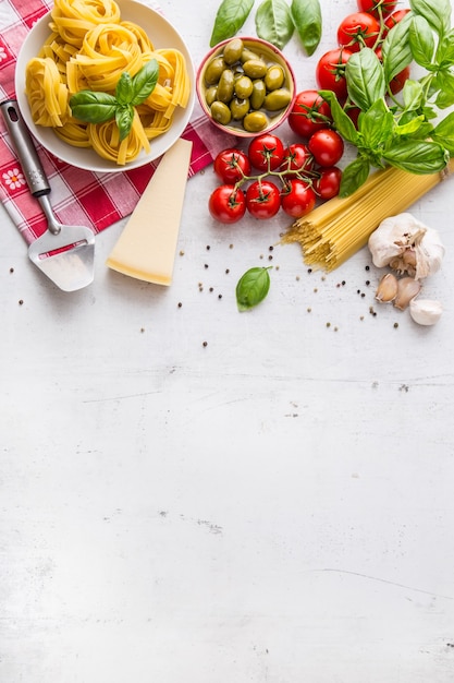 Espaguetis Tagliatelle Aceitunas Aceite de oliva Tomates Queso parmesano Ajo Pimiento y hojas de albahaca