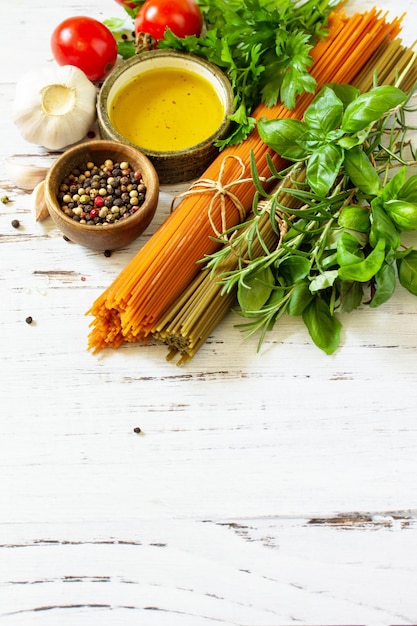 Espaguetis de tomate y espinacas hierbas especias aceite de oliva y verduras Espacio de copia