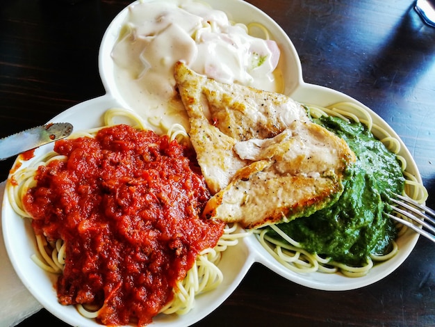 Espaguetis con tres salsas de diferentes sabores y pollo a la plancha