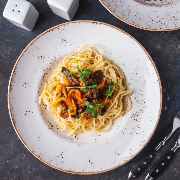 Espaguetis con verduras en un plato Vista superior