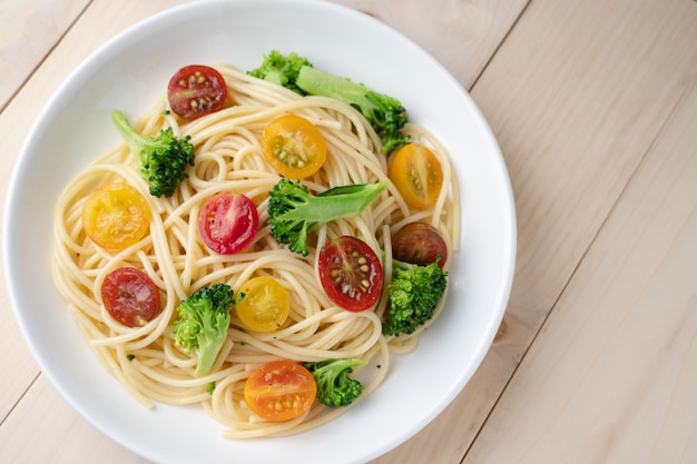 Espaguetis De Verduras Con Tomate Y Brócoli