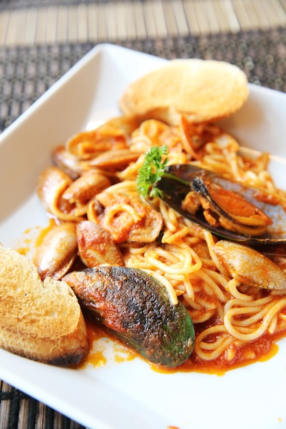 Espaguetis vongole con almejas