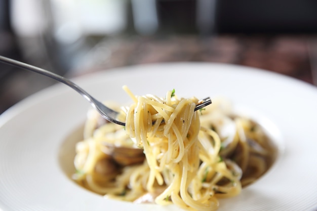 Espaguetis Vongole, espaguetis con almejas y guindilla