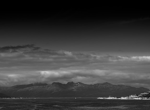 Espalda y blanco Noruega montañas paisaje fondo hd