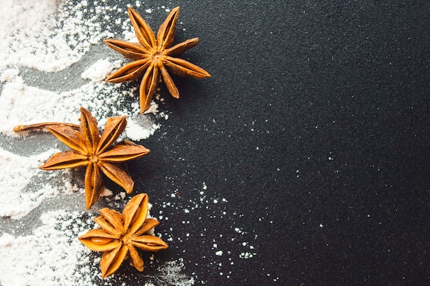 Espalhados com pó e canela em uma mesa preta