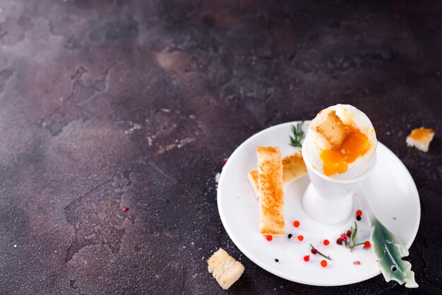 Espalhe de queijo de salmão e macio, mousse, patê em uma jarra com bolachas em fundo branco de madeira