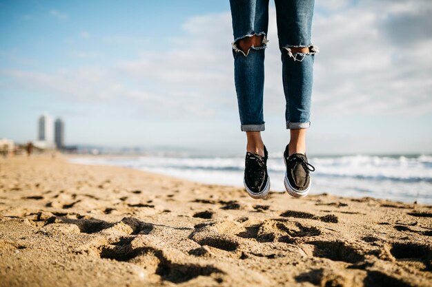 españa, barcelona, piernas, de, joven, saltar aire, en la playa