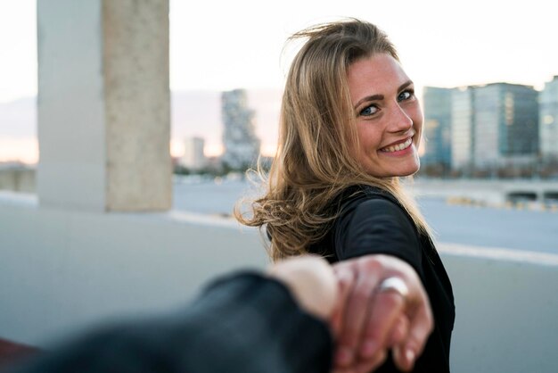 españa, barcelona, retrato, de, feliz, mujer joven, tenencia, mano