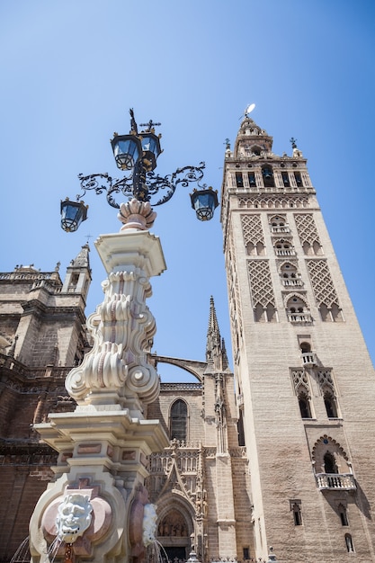 España - el campanario de la Catedral de Sevilla, llamado Giralda