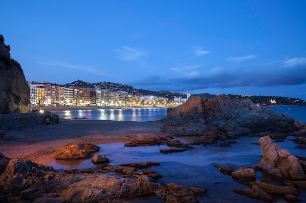 España, Cataluña, ciudad de Lloret de Mar en la Costa Brava, playa y orilla del mar por la noche