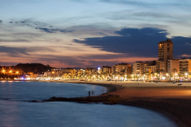 españa, cataluña, lloret de mar, ciudad turística, en, costa brava, playa, y, contorno, en, crepúsculo