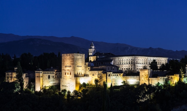 España, granada. el famoso palacio real de la alhambra de noche desde el mejor mirador