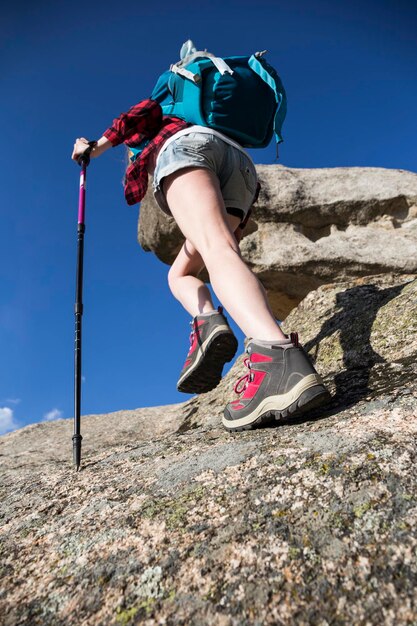 españa, madrid, mujer joven, senderismo, en, rocas