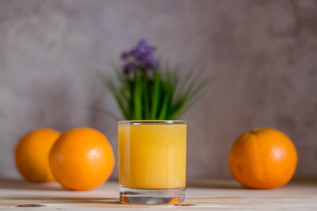 España Naranjas madurasUn vaso de jugo de naranja