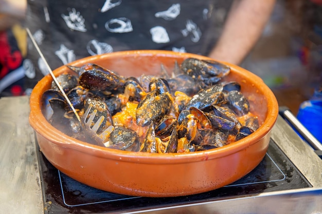 España paella preparación puesto de mercado callejero cerca de la plaza de la catedral de barcelona