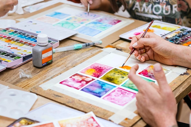 España Taller de Acuarela Primer plano de manos pintando