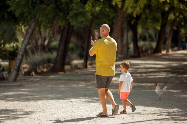 EspañaJunio 29 2022 El padre de un hombre camina con un niño en un parque de la ciudad