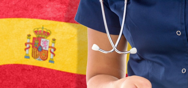 Foto espanha bandeira médica com estetoscópio, sistema nacional de saúde