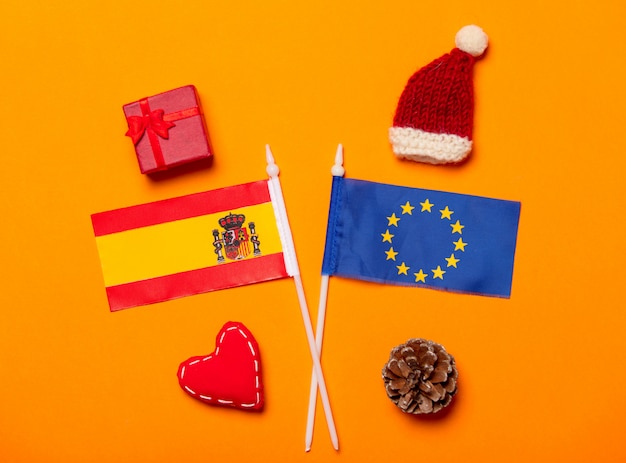 Espanha e bandeiras da União Europeia com presentes de Natal