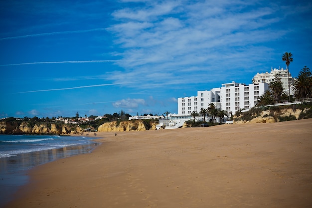 Espanha paisagem com hotel e praia de areia. foto vinheta horizontal