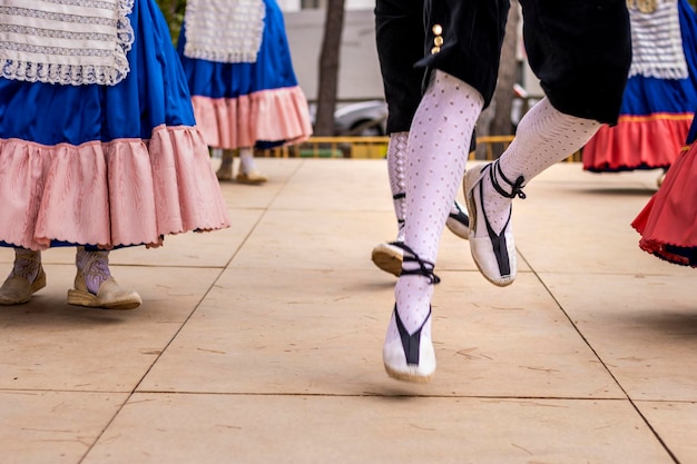 Espanhóis vestindo roupas tradicionais dançando