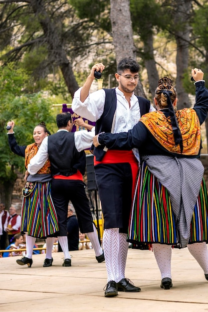 Españoles vistiendo ropas tradicionales bailando