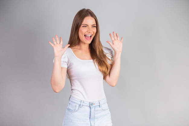 Espantada incrível mulher loira brasileira