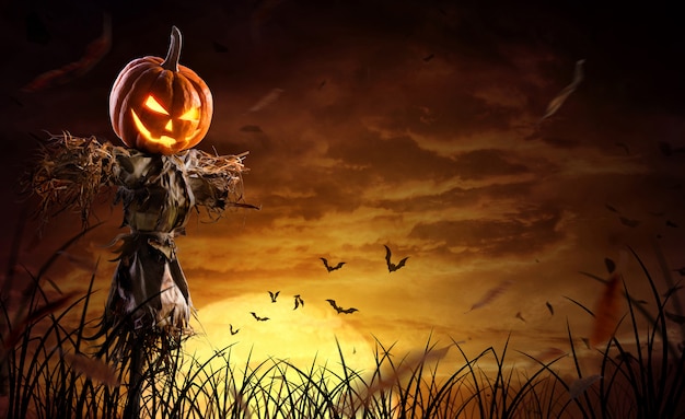 Espantalho de abóbora de Halloween em um amplo campo com a lua em uma noite assustadora