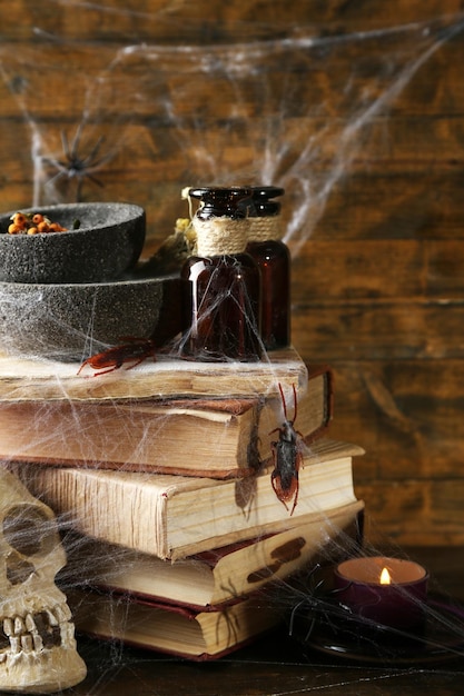 Espantoso bodegón para Halloween sobre fondo de madera