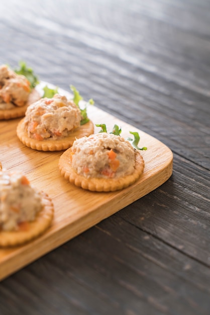 esparcido de atun con galleta