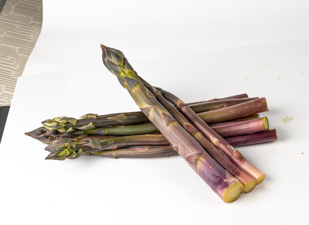 Espargo roxo isolado Vegetais de jardim crus Bunch brotos frescos comestíveis de Asparagus Officinalis Vermelho