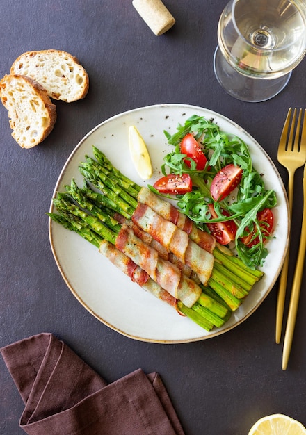 Espargos assados com bacon e salada de rúcula e tomate Alimentação saudável Dieta