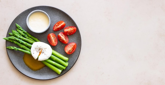 Espargos com ovo escalfado, tomate e molho holandês Alimentação saudável Comida vegetariana