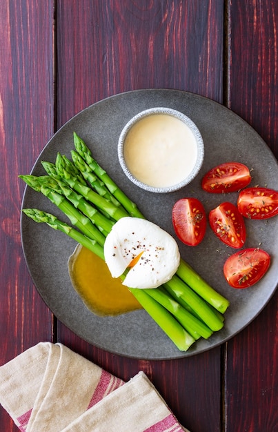 Espargos com ovo escalfado, tomate e molho holandês Alimentação saudável Comida vegetariana