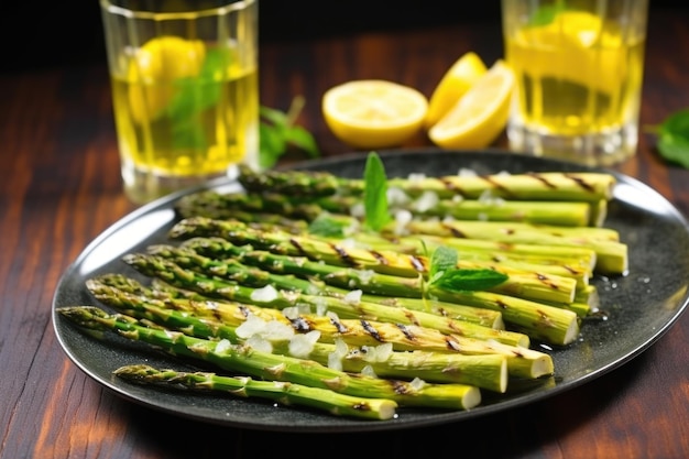 Espargos a la parrilla dispuestos en un plato de vidrio