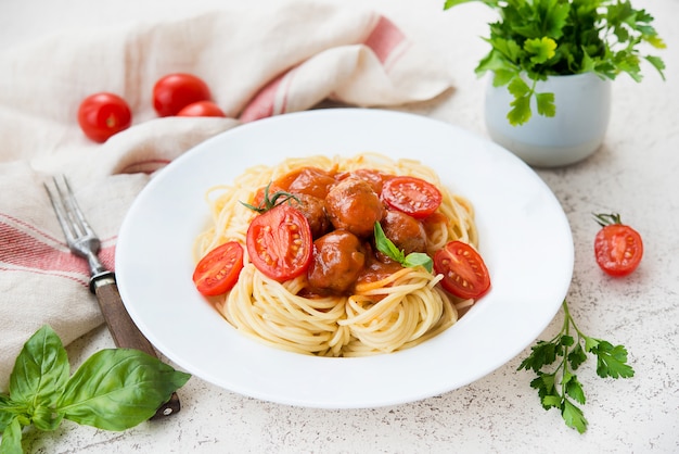 Esparguete à bolonhesa com carne, um prato tradicional italiano.