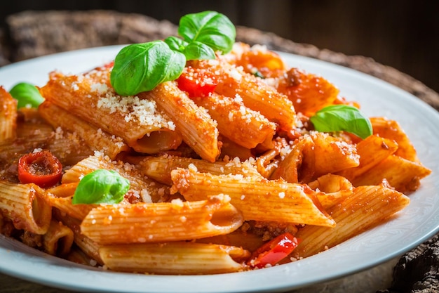 Esparguete à bolonhesa quente com parmesão e manjericão