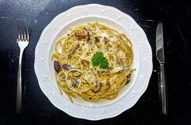 Esparguete com cogumelos shiitake e parmesão