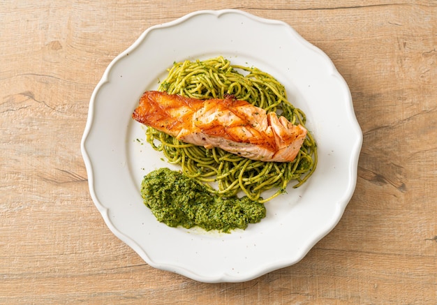 Esparguete pesto com salmão grelhado - estilo de comida italiana