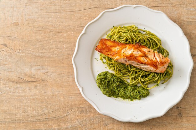 Esparguete pesto com salmão grelhado - estilo de comida italiana